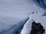 Mari&aacute;n kontroluje trhliny na Wildspitze